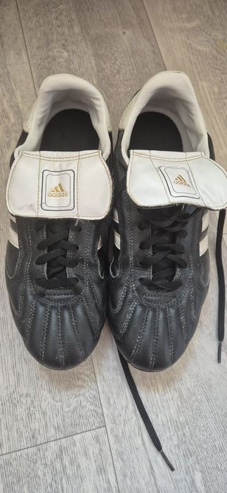 Обувь Кроссовки Adidas (оригинал) сороконожки

Продам кроссовки Adidas