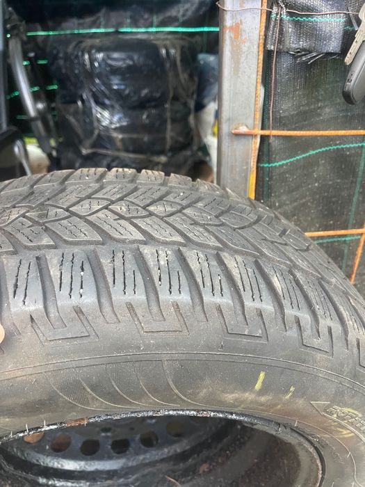 Vând jante de tablă cu cauciucuri de iarnă 215 65R16 cu profil foarte bun ! Preț 600 Ron fix ( 0766856082)