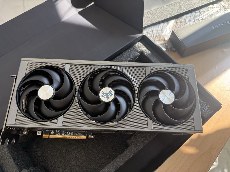 Vand schimb placa video Gaming Sapphire Nitro+ RX 9070 16Gb GDDR6 256 bit NOU