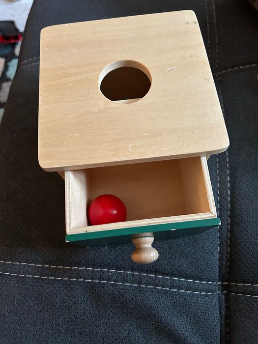 Монтесори кутия с топче