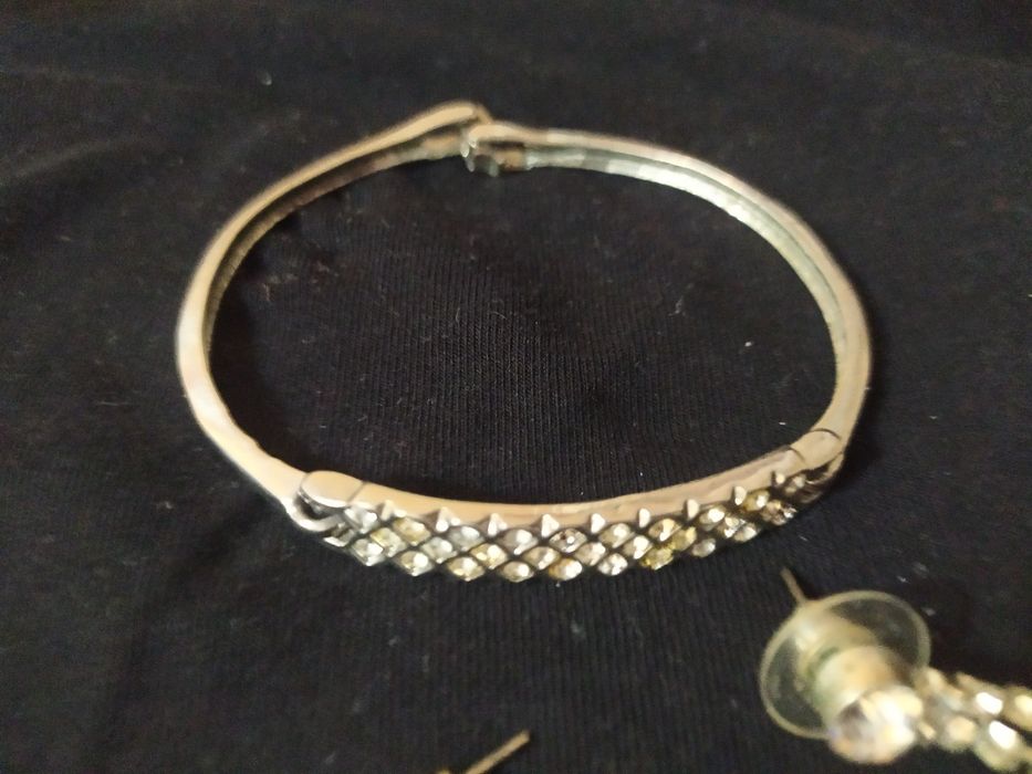 Отдам за 2500тн,серьги,+бонус браслет