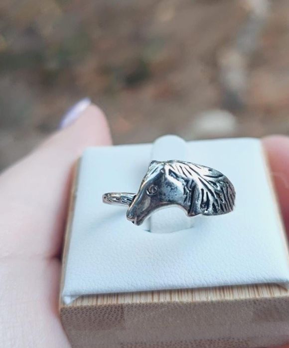 Inel vechi argintiu in forma de cal