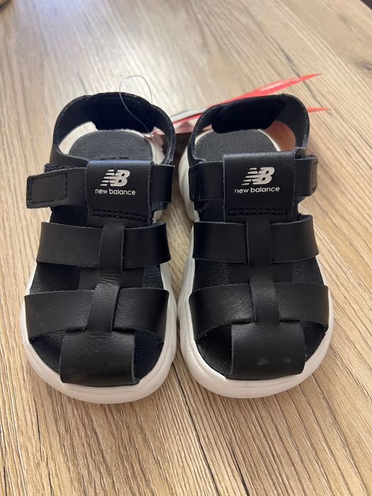 Продам новые босоножки на малыша New Balance