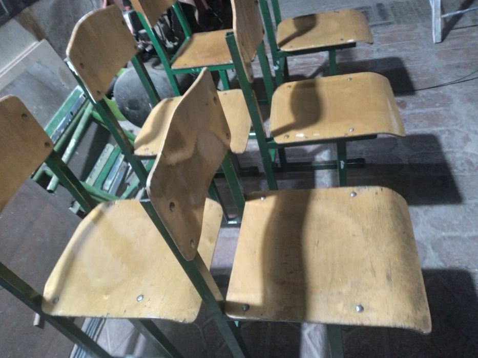 Продаётся стол со стулями.