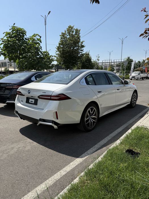 Bmw i5 40l 2025-Yil 7.900km yurgan 713km zapas xod kraska tozza full