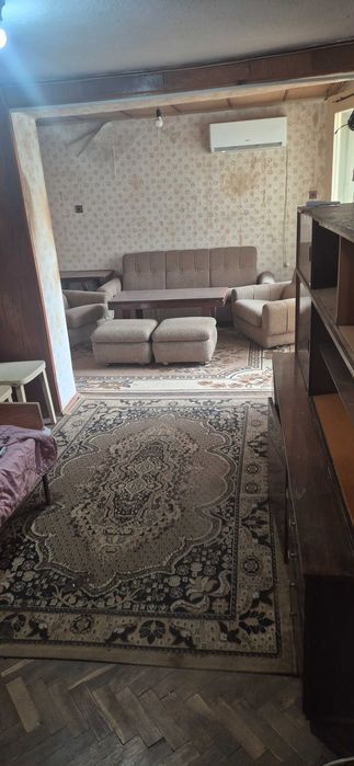 Продава се долен, самостоятелен етаж 30 кв.от къща/ тухла, кв.Даме Груев.