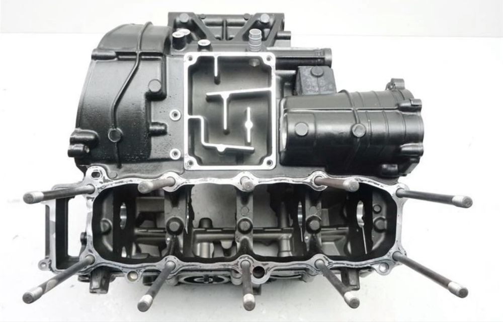 Долнище Yamaha FZ1 двигател