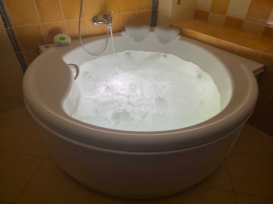 Cada cu hidromasaj brand GALA, pt. 2 persoane, dimensiuni totale 160cm/160cm, stare perfecta