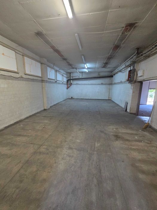 Дава се под наем Промишлена сграда в София, Военна рампа - 235 кв.м за 800 € - Снимка #2