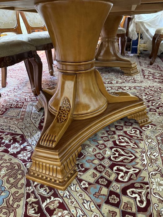 Стол и стулья для гостевой комнаты из Дубая (чистое дерево)