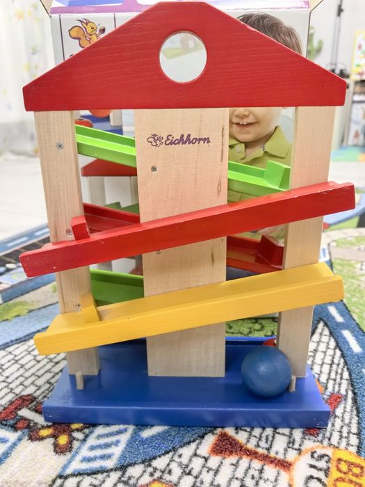 Дървена къща с топки