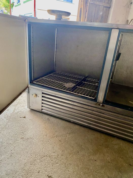 Vând masă frigorifică profesională (banc refrigerat) din inox