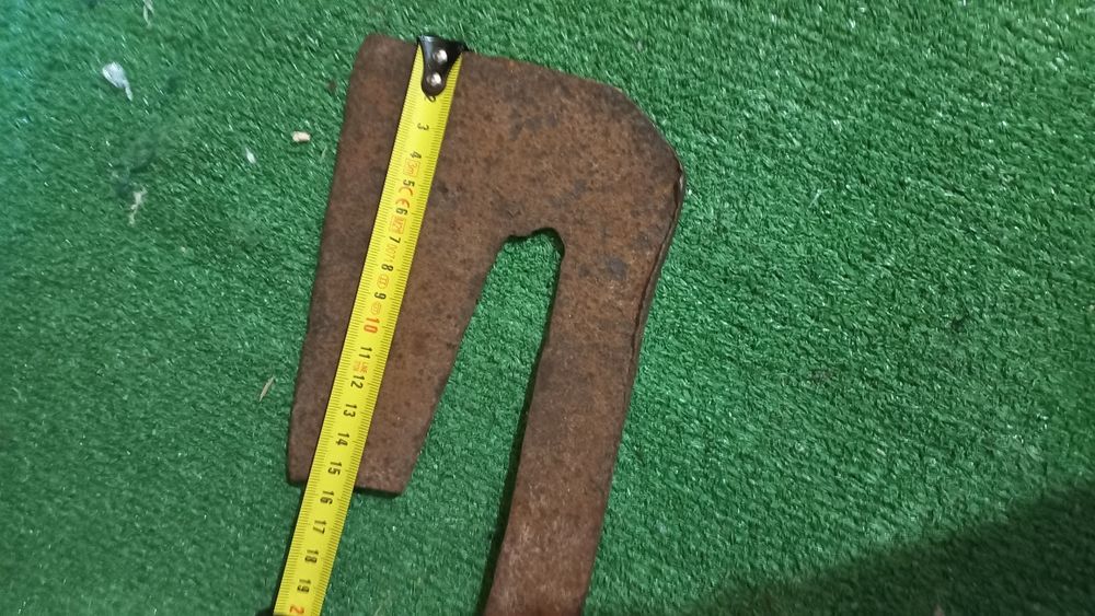 Стара кована брадва