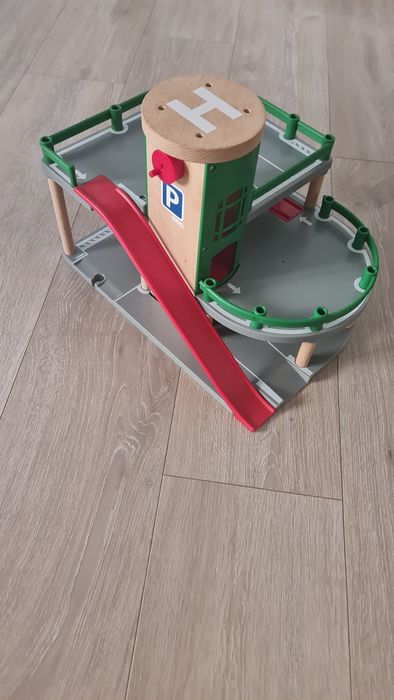 garaj de parcare Brio (33204). 
Setul include 2 mașini, 1 vagon de tra