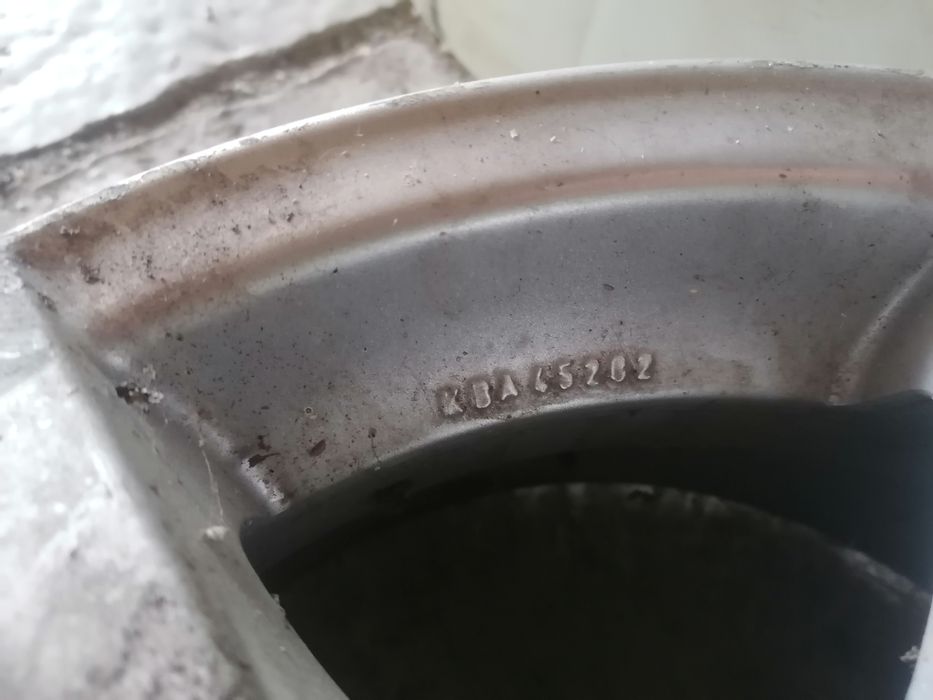 Jante aliaj R14 

Vând set jante aliaj R14, 4 prezoane.
Stare bună, urme normale de utilizare.
Fără anvelope.