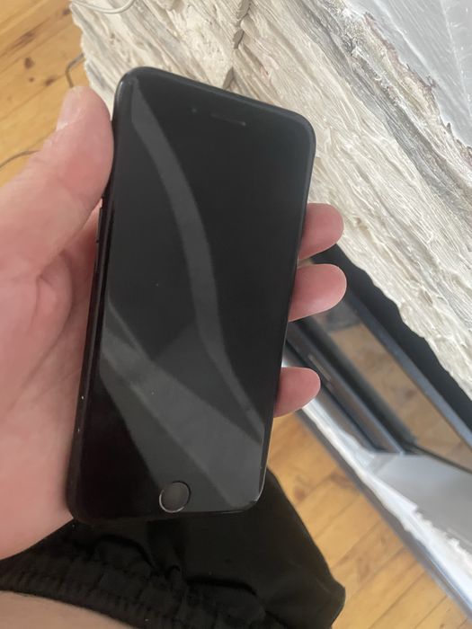 Продам Iphone 7