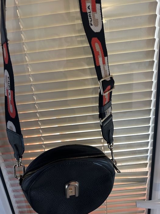 Дамска черна чанта Furla