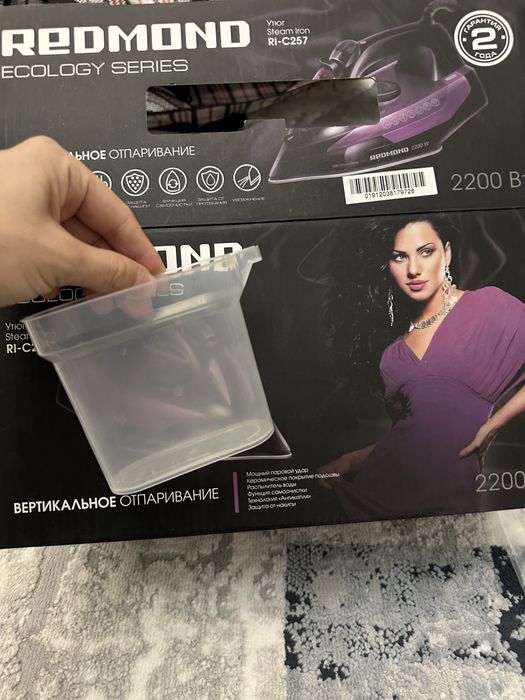 Утюг Redmond RI-C257 паровой