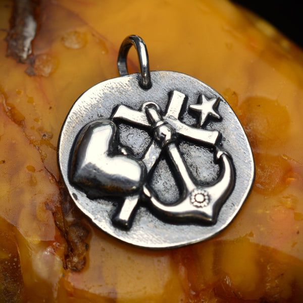 Сребърен медальон 925 „Вяра • Любов • Надежда“ – талисман за сила