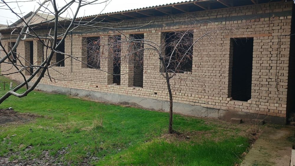 Ўрта Чирчиқ Роватак МФЙ.  Ховли уй. Сотилади.