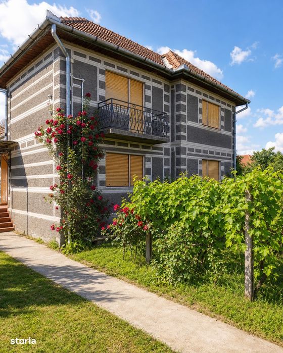 Casă cu anexe și teren 4.605 mp, front 36 m - posibil 2 locuri de casă