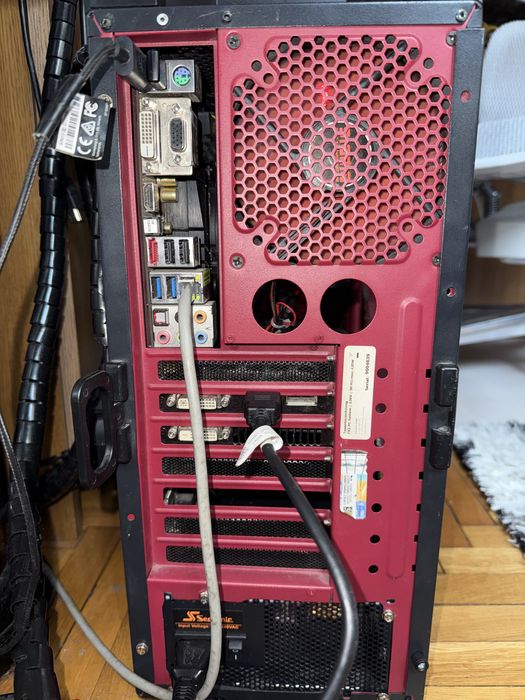 Pc intel i5 2500k, 16gb ram, GTX780ti 3gb, ssd 512gb.