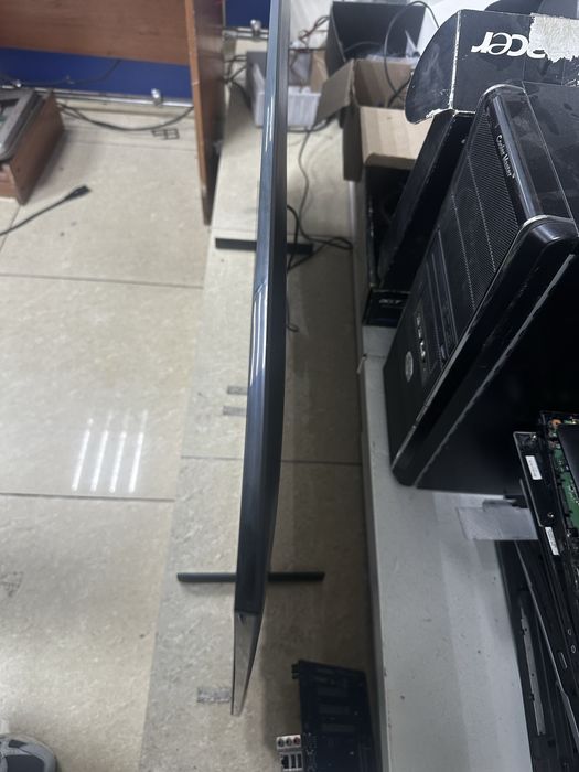 Продам смарт 4К телевизор Samsung ue50bu8000