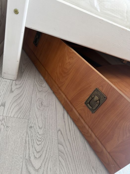 Продам книжный шкаф и стол