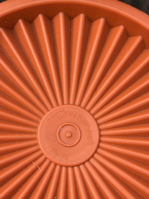 Vând set Tupperware…