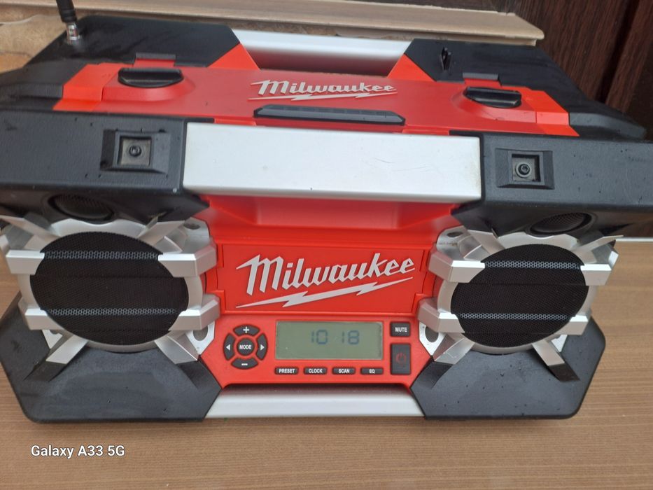 Vând radio pe baterie