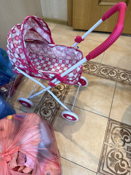 Много игрушек для девочки