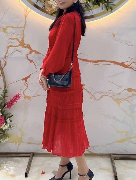 красное шифоновое платье