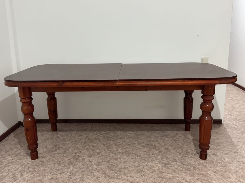 Обеденный стол для гостиной