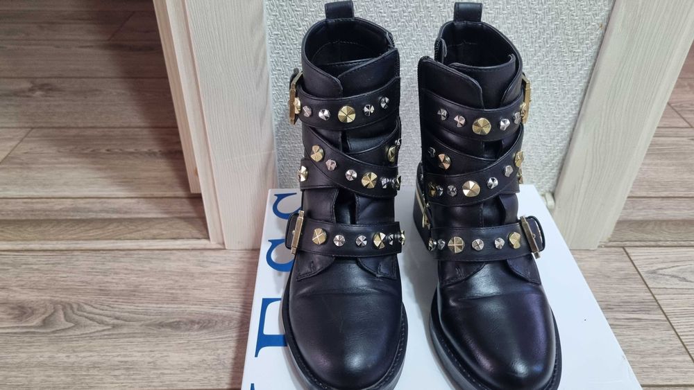 Стильные ботинки от GUESS