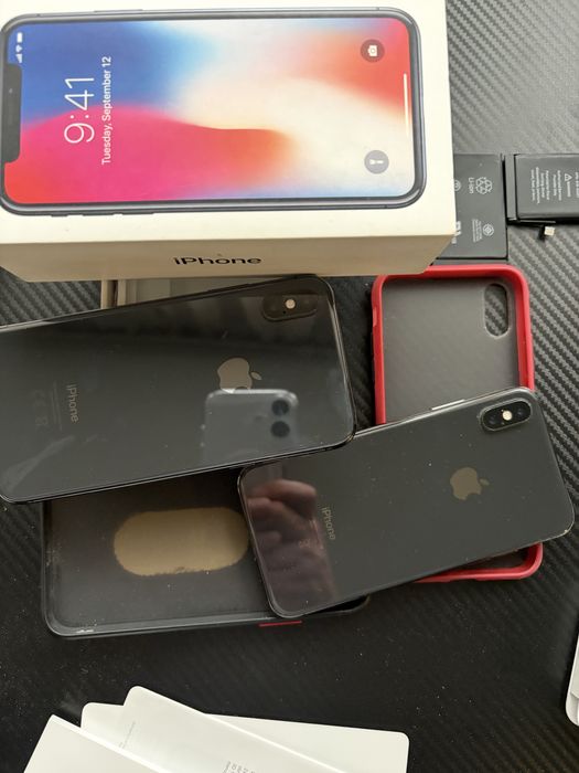 2 броя iPhone X с всички аксесоари( единия за части)