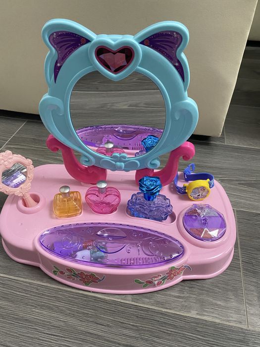 Set masuta de machiaj cu accesori