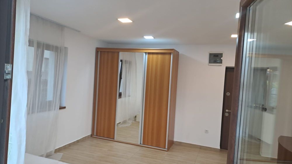 Închiriez garsonieră la casa