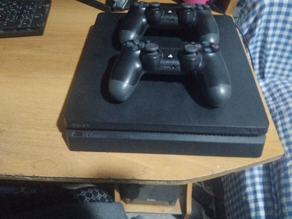 Продам Playstation 4 slim 1тб