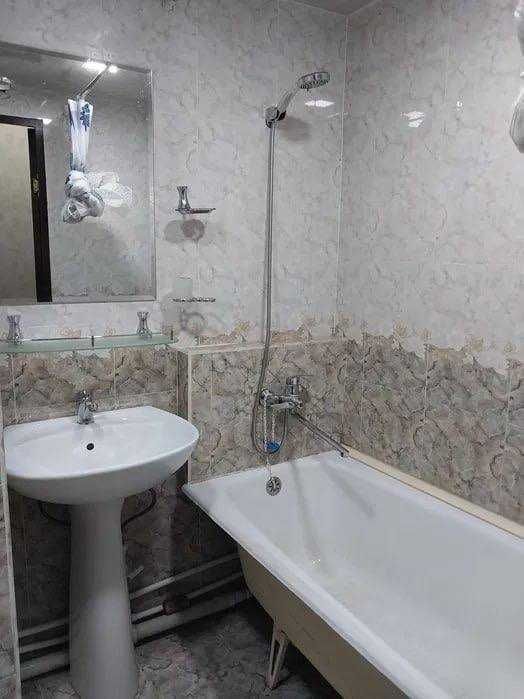 Продается 2в3-комнатная квартира, массив Карасу-2, ориентир Корзинка