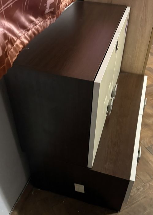 Секция от две части