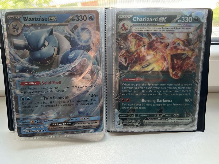 Малък Покемон албум с 2 XL карти Charizard EX и Blastoise EX