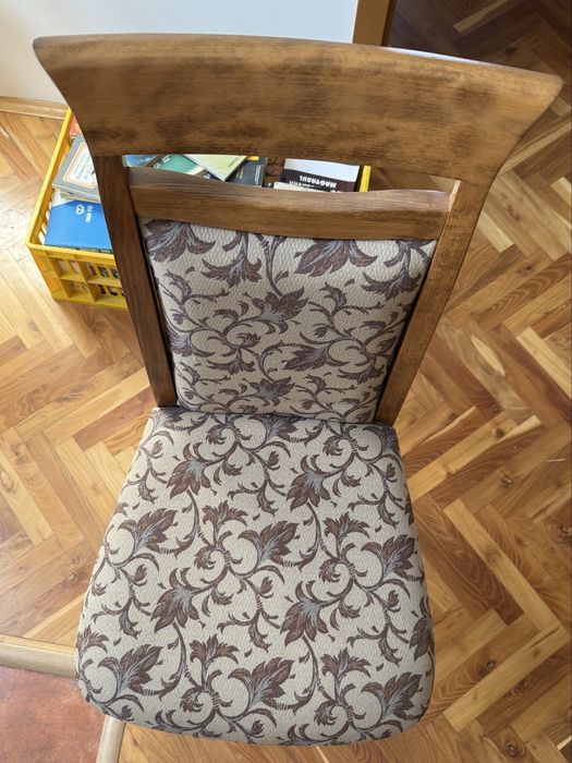 Scaune de lemn tapițate