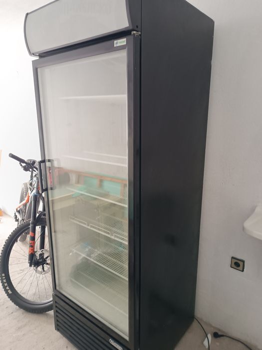 Хладилна витрина.