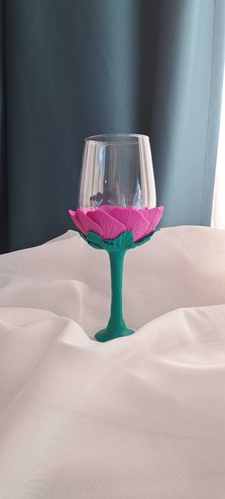 Чаша за вино ,ръчно декорирана с полимерна глина.