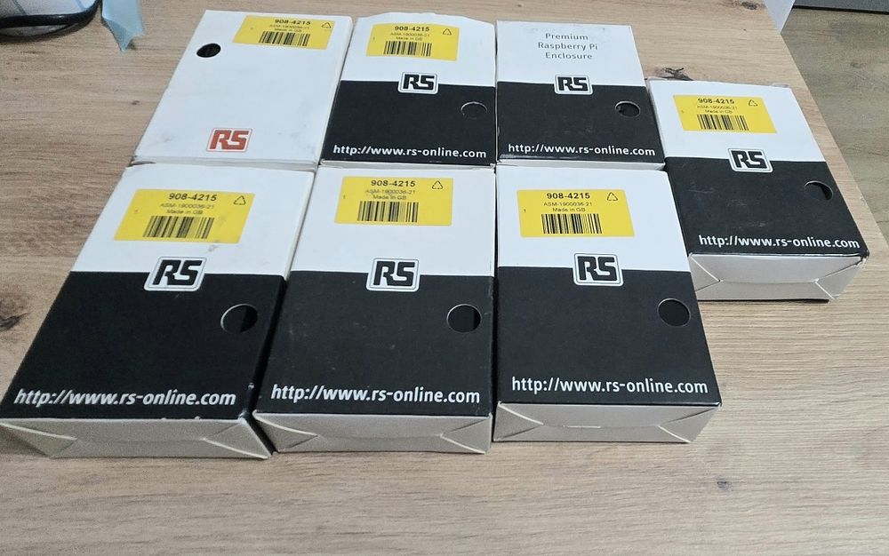 Raspberry Pi 2 v1.1 + Carcasa + Card Memorie + Usb stick