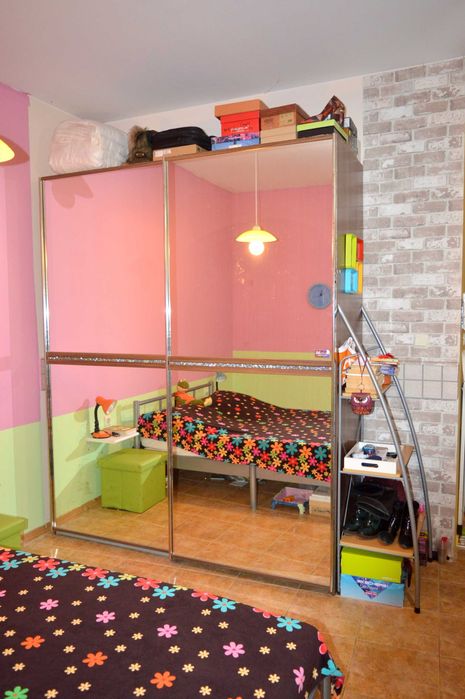 Двукрилен гардероб с плъзгащи огледални врати.