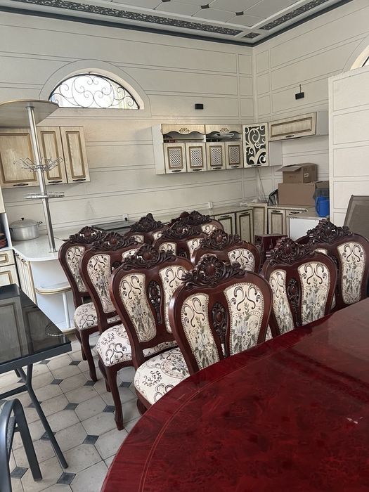 Stol va stullari bilan