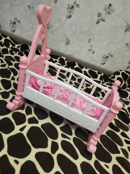Продам игрушечную кроватку для девочки