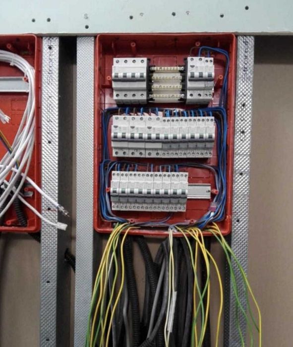 Electrician/Servicii instalatii electrice