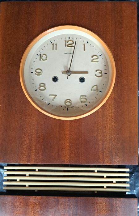 Стенен часовник Янтар